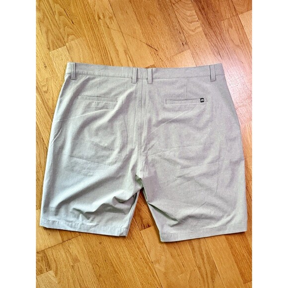 Travis Mathew Men's Beck Shorts Performance Golf 10”  Khaki 1MM208 Size 42 EUC - Picture 2 of 16